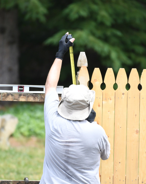 contractor installing fence orlando fl